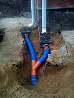 Отвод воды с водосточной трубы с использованием дождеприемников и гофрированной трубы