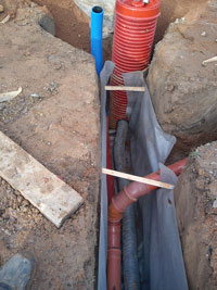 Соединение ПВХ трубы от дождеприемника к проходящей ливневке