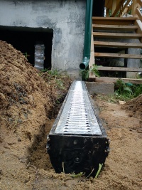 Лоток с решеткой, установка на бетонное основание